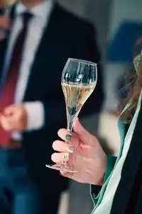 Coupe de champagne lors d'un mariage en Bretagne