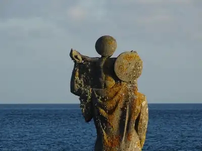 Statue de Notre Dame de Kerdro face à la mer
