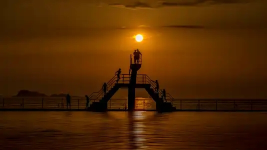 Piscine d'eau de mer Saint Malo au coucher du soleil
