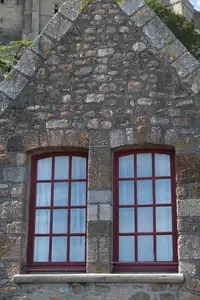 Maison aux fenêtres rouges en pierre
