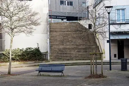 banc public dans un square rue Branda à Brest