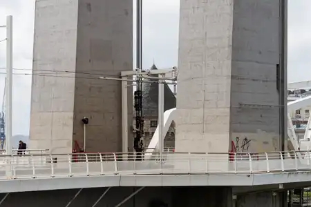 le clin d'oeil de la tour Tanguy derrière Le pont de recouvrance à Brest