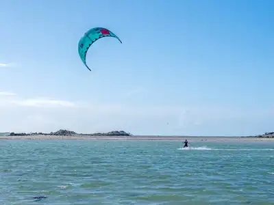 un kite surfer avec sa voile