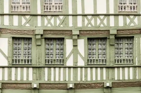 Façade à pan de bois vert d'une maison médiévale