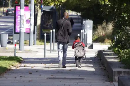 Père et son fils sur une avenue de Rennes