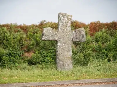 croix sur le bord de la route