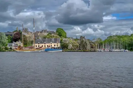 Vue de La Roche Bernard en Bretagne depuis l'autre rive