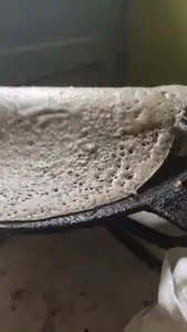 galette sarrazin soulevée par le spanell sur poêle en fonte