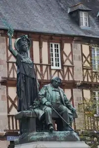 Statue d'Ernest Renan au centre-ville de Tréguier