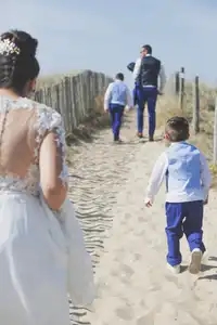 Photos de mariés en famille à la plage
