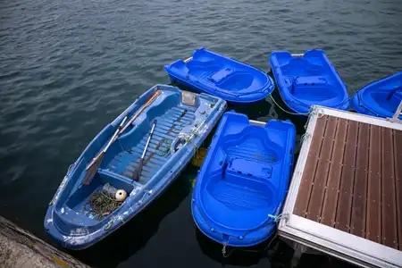 Des barques bleu a un ponton port mane'ch