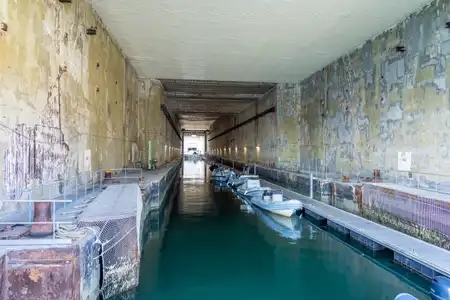Ancienne base sous-marins de Lorient, bassin intérieur