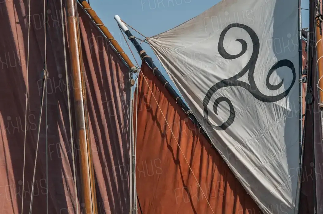 Triskell sur une voile de bateau traditionnel