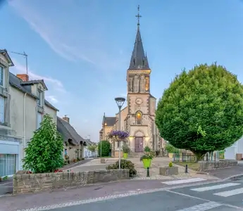 A Camoël en Bretagne, l'église est au centre du village