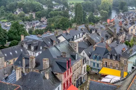Très belle vue aérienne de Josselin, petite cité de caractère du Morbihan