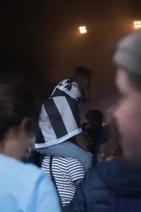 jeune fille enrubannée dans un drapeau breton au festival