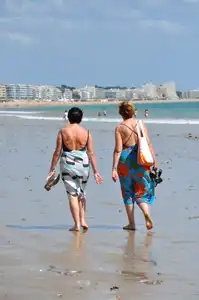 Femmes marchant sur le sable