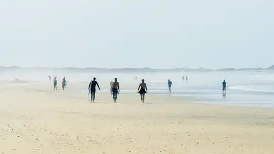 surfeurs sur le spot de la pointe de la Torche
