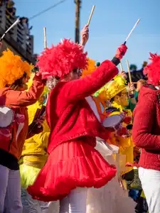 la Bretagne est festive au carnaval des gras à Douarnenez