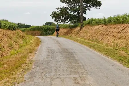 vélo sur un chemin de campagne
