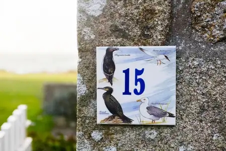 Plaque de numéro de maison illustré d'oiseaux de mer
