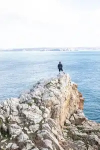 Homme sur le sommet d'un rocher !