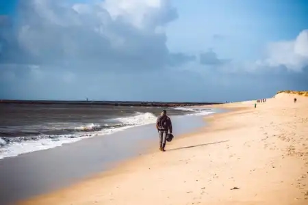 Pays bigouden - promeneur sur la plage