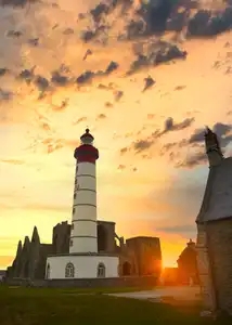 coucher de soleil sur le phare de Saint Mathieu