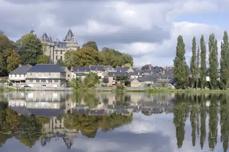 Château de Combourg et son reflet dans le lac
