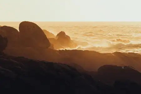 Les rochers de Saint-Guénolé au coucher de soleil