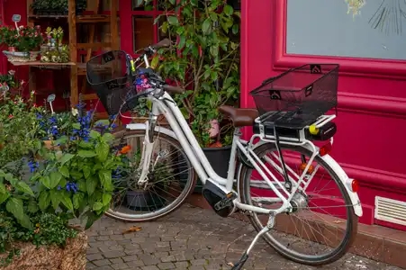vélo blanc en ville