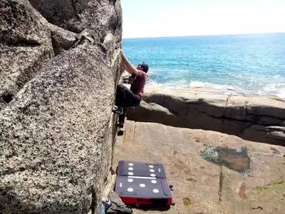 Grimpeur de bloc sur rochers granite bretons, Bretagne