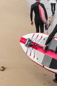 Goupe d'amis entamant une session de surf et paddle