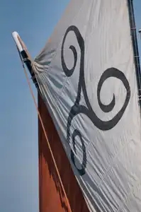Triskell sur une voile de bateau