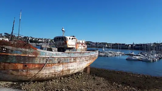 Cimetière des bateaux face au port à Camaret sur mer