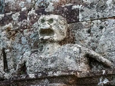 l'Ankou de Bulat Pestivien sculpté sur la façade de l'église Notre dame