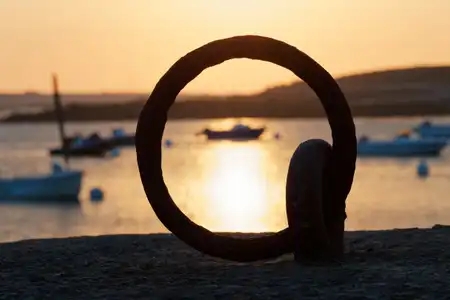 le coucher de soleil sur le port vue au travers d'un anneau d'amarrage