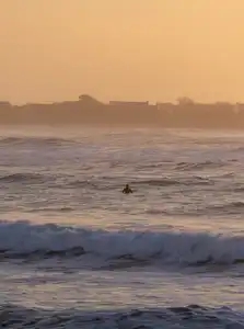 Surfer dans l'eau pointe de la torche en Bretagne