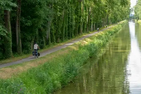 faire du vélo sur le halage au bord du canal