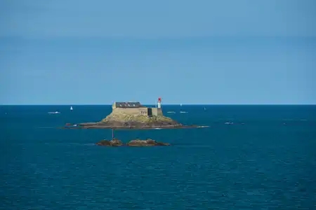 Dinard, côte et fort de Harbour