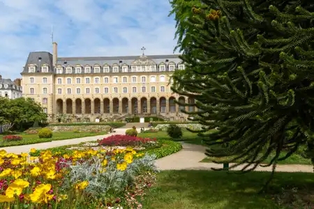 Le Palais Saint-Georges et ses Jardins. Les Rennais aiment venir s'y promener ou y prendre leur pause déjeuner