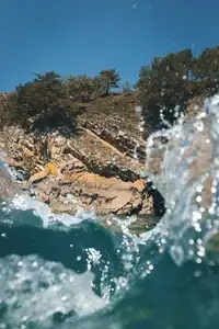 Sculpture d'eau devant les falaises de Crozon