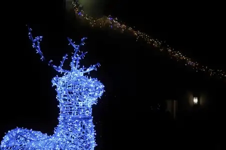 Illuminations de Noël à Locronan, le renne du Père Noël