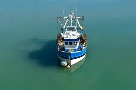 Bateau de pêche dans le port d'Erquy