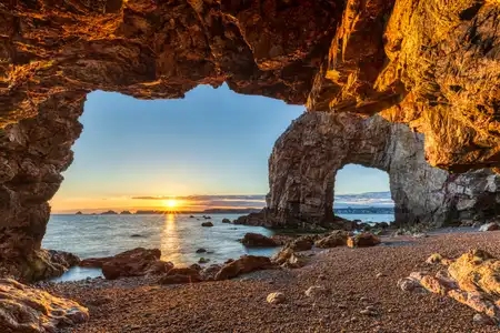 Arches sous la pointe de Dinan en Presqu'île de Crozon, Bretagne