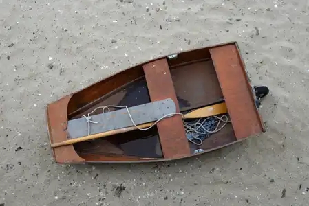 Carantec, barque en bois à marée basse