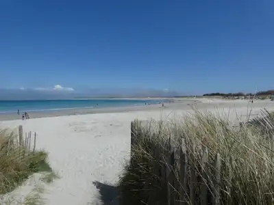 Entrée sur plage de sable blanc, Bretagne