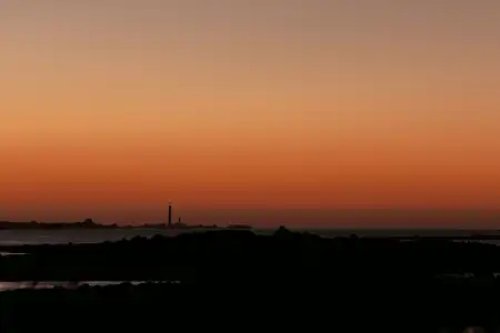 Le phare de l'Île Vierge s'éclaire à la tombée de la nuit