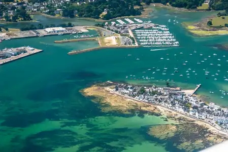 vue aérienne de l'île-Tudy et le port de Loctudy