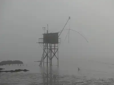 Cabane de pêcheur dans la brume à Saint Nazaire